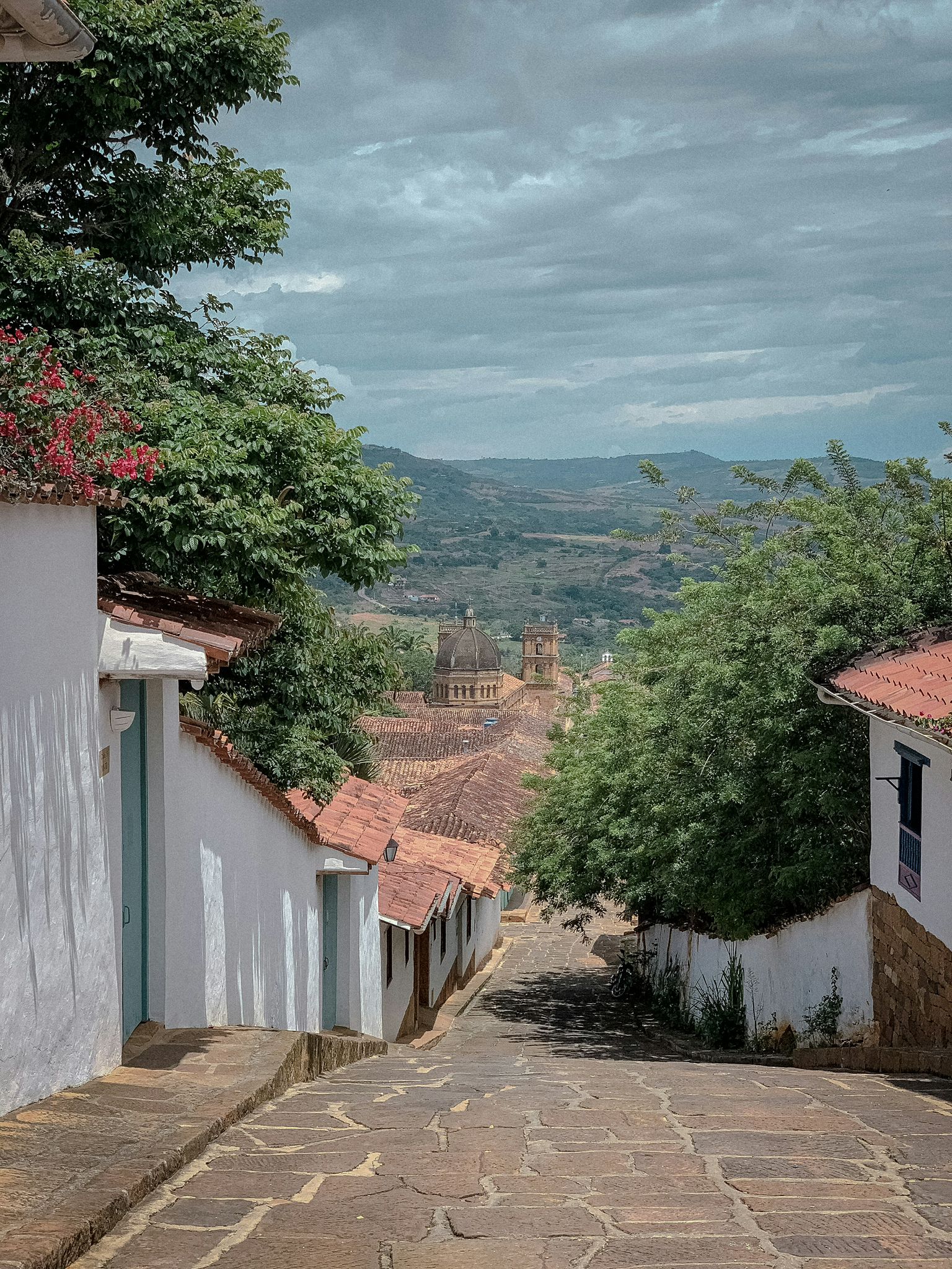 Vista hacia la catedral desde las calles coloniales